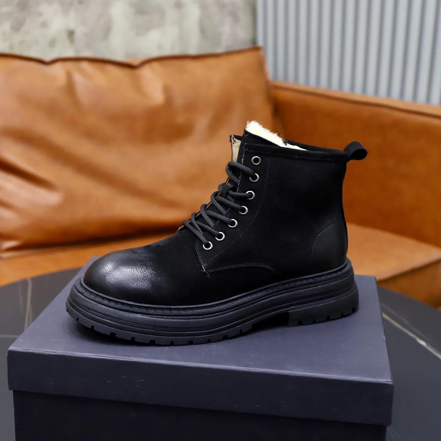 Ex-factory price: 680💰Thick wool imported from Australia Brand: UGG genuine purchasing agent Size: 38-44 (customized in 45) Grade: Official website 1:1 Material: First-layer genuine leather waterproof and antifreeze upper Real wool lining Original non-slip Soft wear-resistant outsole Style category: Men's casual shoes Trendy style Comfortable on the feet Color: Official website color synchronization